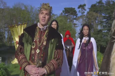 Сисястые бабенки по очереди пускают член в задницы