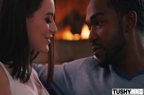 Lana Rhoades принарядилась для негра в эротичный наряд