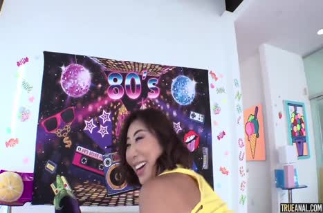 Nicole Doshi пробует себя в анальном кастинге