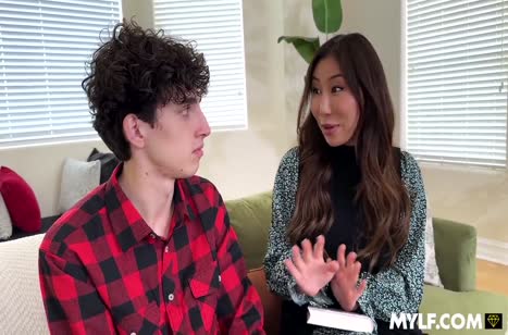 Настойчивая мамка Nicole Doshi соблазнила робкого пацанчика