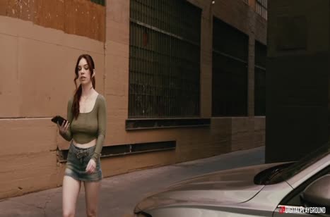 Фигуристая девочка прыгает на любовнике верхом