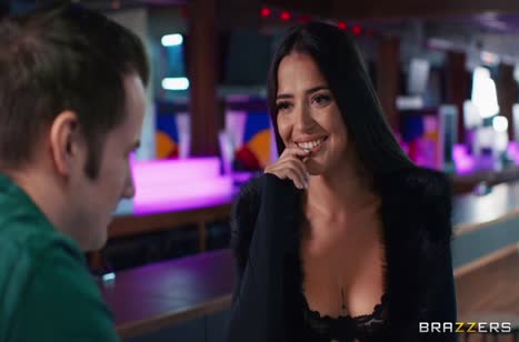 Стройная нимфетка Nuria Millan дает двум парням