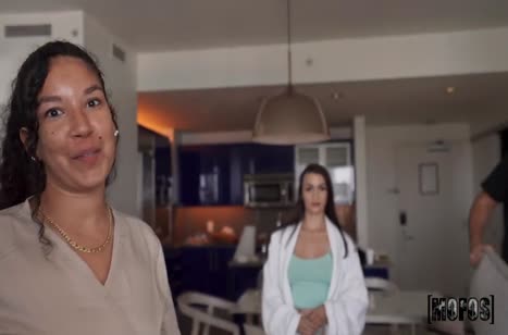 Summer Renee классно трахается перед камерой
