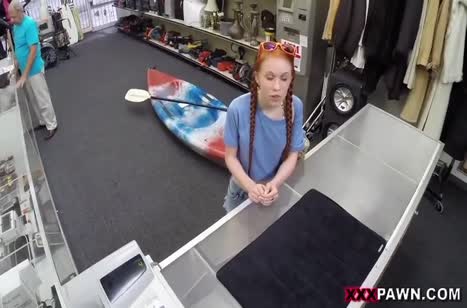 Молодую Dolly Little развели на оргию прямо в магазине