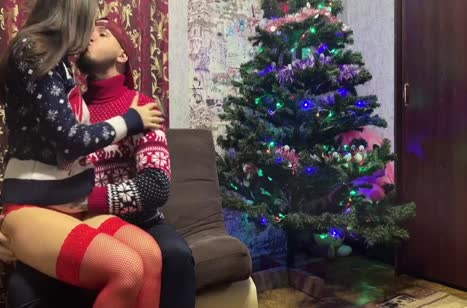 Студентка в красных чулочках снимает классное новогоднее порево