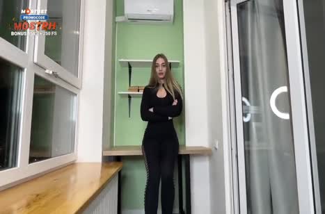Русская фитоняшка ходит по дому в обтягивающем наряде