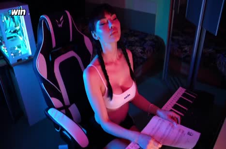 Пианистка с большими буферами неплохо играет на кожаной флейте