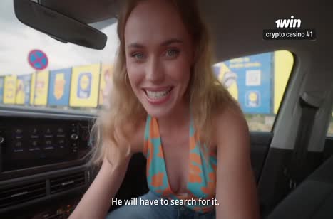 Блондинка не стесняясь делает минет в машине #2
