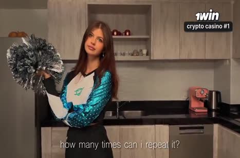 Русская бабенка классно глотает пенис друга #1