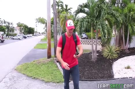 Молодая Freya Von Doom нарядилась для парня в костюм Пикачу