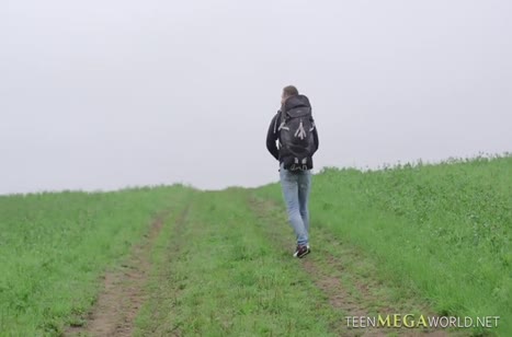 Вместо того чтобы помочь с машиной чувак трахнул чику на природе