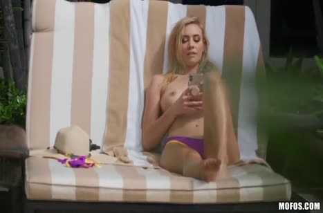 Addie Andrews стало скучно и она захотела секса во дворе
