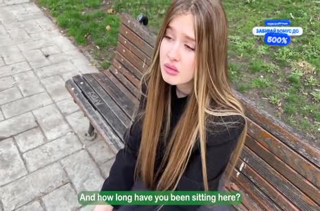 Чувак утешил красивую девушку в парке